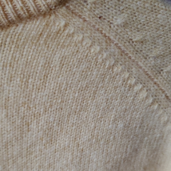 Daniel Cremieux Yellow V-Neck Sweater 100 Percent CASHMERE Classic Style - Picture 5 of 7